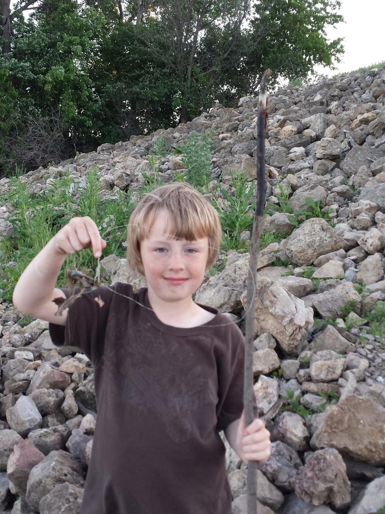 MrJimmyRoscoe's tweet image. Owen the survivalist.  He made a rod out of a stick and line he found. #Pool2