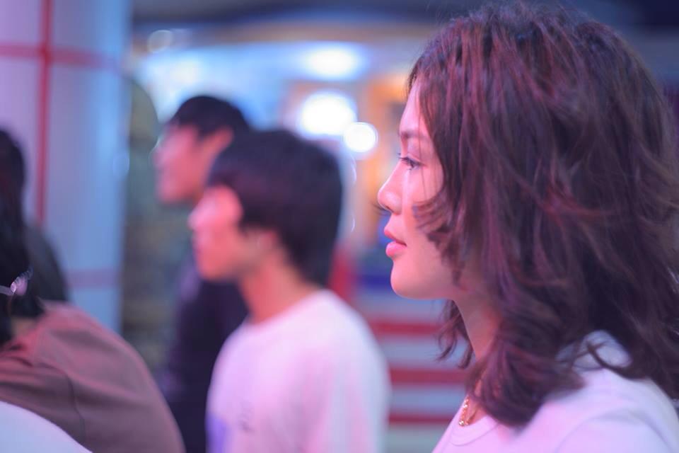 Цаг нь ирэхэд бvгд л ирсэн шигээ буцдаг
Цаг хугацаатай ирсэн юм бvхнийг хайрла...