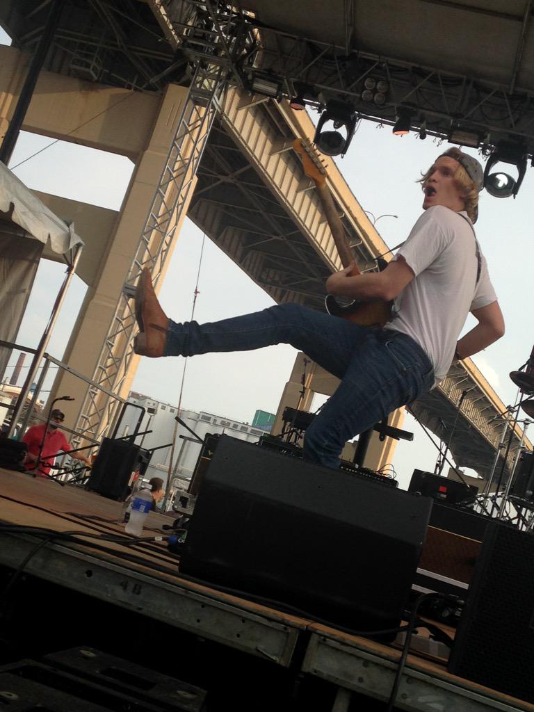 JennaTimeRush's tweet image. @CodySimpson just doing what he loves #free