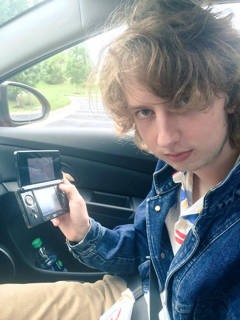 ebrzon's tweet image. she wants the (Nintendo) D (s)