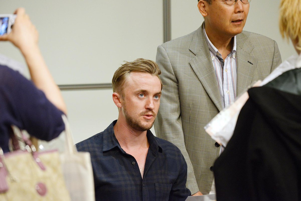 premiereport's tweet photo. 来日サイン会＆写真撮影会の模様をお届け！ファンの待機室にサプライズ登場！？【ゴキゲントム君】トム・フェルトン来日サイン＆撮影会２０１５レポート【後編】http://t.co/sptnS5LGPT http://t.co/telmpFuBCy