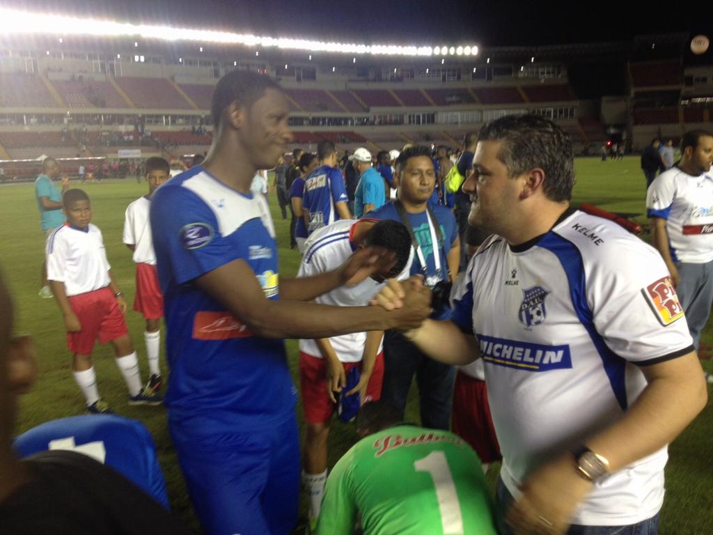 CortezDelfia's tweet image. Alcalde de Colón @FedePolicani felicitando a los Campeones @ArabeUnido_  Entregará un buen regalo a jugadores