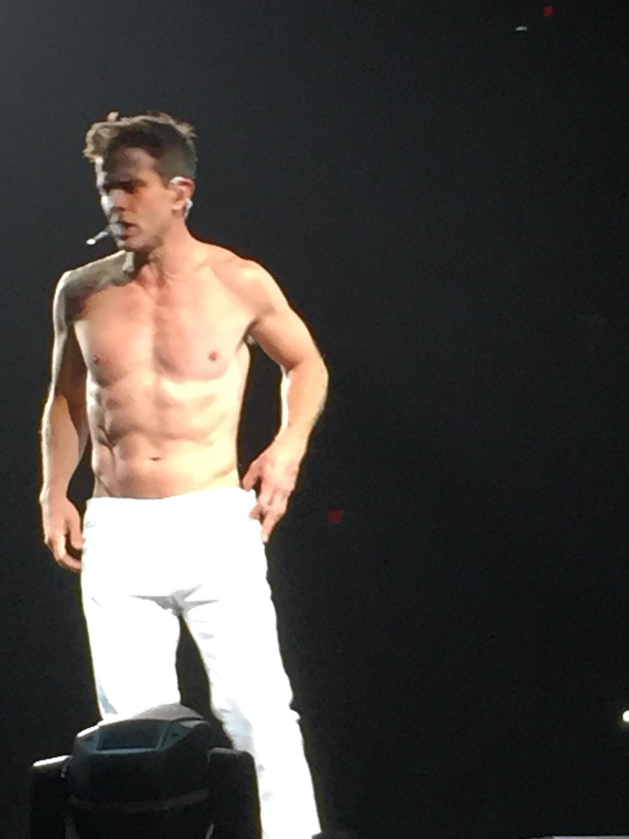 kmburtch's tweet photo. #notadadbod #nkotb @joeymcintyre http://t.co/Xv91MTyxLn