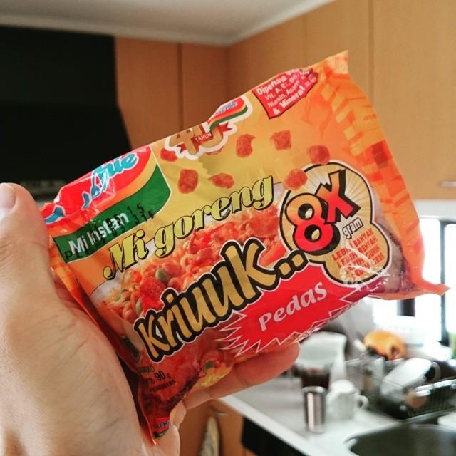 Saya makan siang. Mi goreng mantap ya. Lunch omnoms.