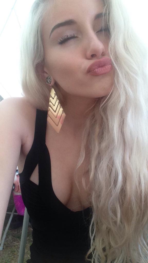 Verlockend Keira Nicole frisst großen schwarzen Schwanz und nimmt ihn zwischen Ihre weißen Pobacken Verlockend Keira Nicole frisst großen schwarzen Schwanz und nimmt ihn zwischen Ihre weißen Pobacken