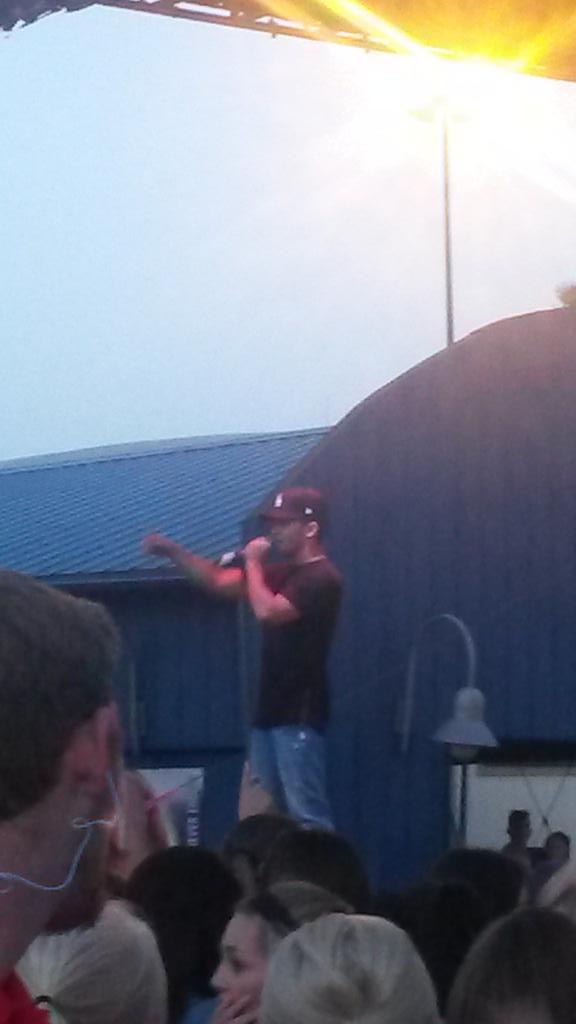 Leezipop88100's tweet photo. Great way to end the night @jakemiller http://t.co/Qobx9kaFZH