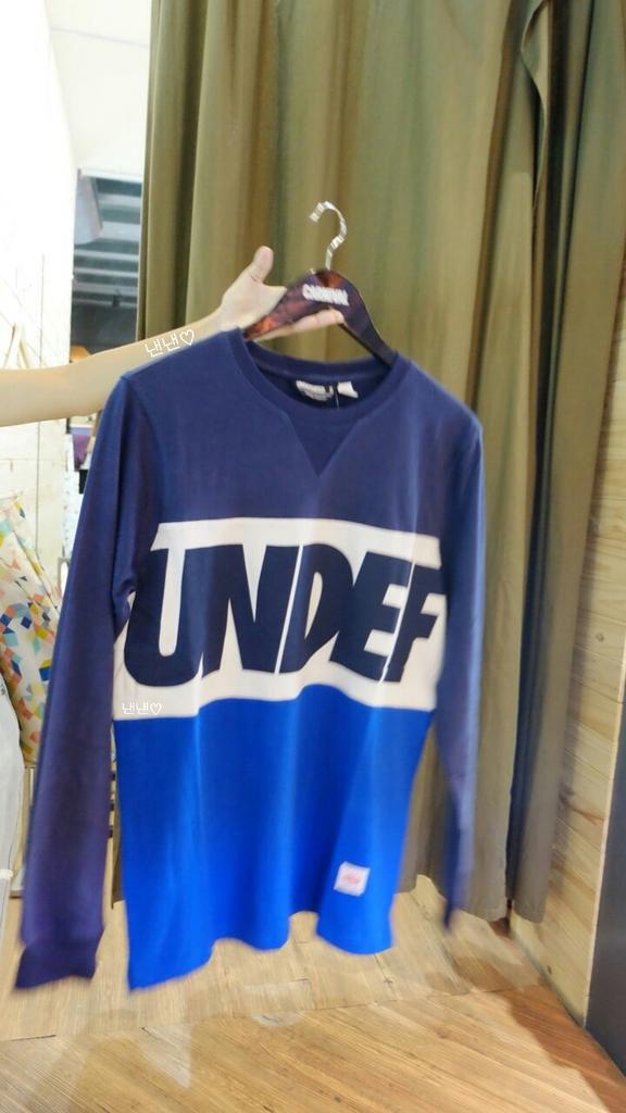 sssarinya's tweet photo. ฝากเสื้อไปกับบ้าน @onenonly0922 ขอบคุณมากๆค่ะ #3yearsontimewithjjproject  ดีใจมากๆที่น้องใส่ รักจินยองอ่ะ ฮืออออ 😭😭 http://t.co/JFcVc8tfK2