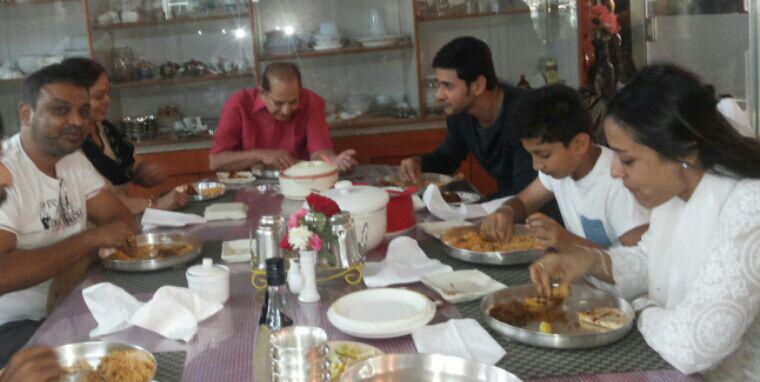 Suresh Kondi on Twitter: "Mahesh babu with family.. #HappyBirthdaySuperStarKrishna. http://t.co/BP43yUivmH" / Twitter