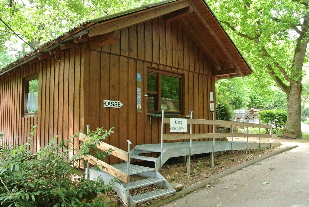 TiergartenFulda's tweet photo. Das neue Kassenhaus am Eingang des #Tiergarten ist jetzt fertig gestellt. Eintritt und Futter jetzt hier #fulda http://t.co/knWlL4V0Xf