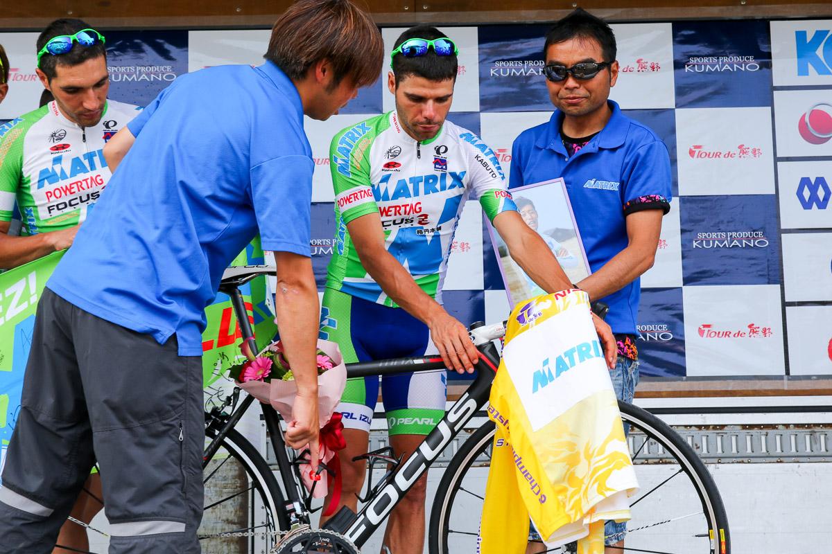 高木秀彰 Twitterren マトリックスパワータグ安原昌弘監督 号泣でした ベンジャミン プラデスがツール ド 熊野 個人総合優勝 そしてプラデス選手は獲得したイエロージャージを 故 和田力選手の自転車に この後に串本町内の墓前へ報告に行きました Http T