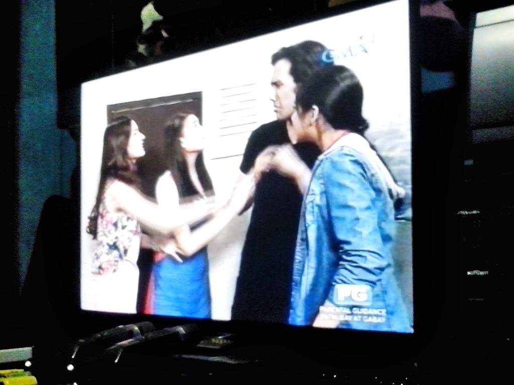 iamreynramirez's tweet photo. Now watching...weird nyo dito haha #InstaGirlsOnVADK http://t.co/XUO0twF7Kn