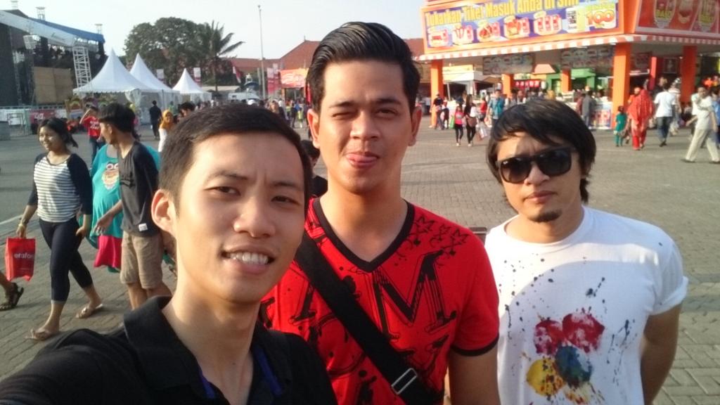 Kita lagi jalan-jalan di PRJ buat ngisi waktu sebelum mulai MC lagi jam 6 di A Create Booth by A Mild, PRJ Kemayoran