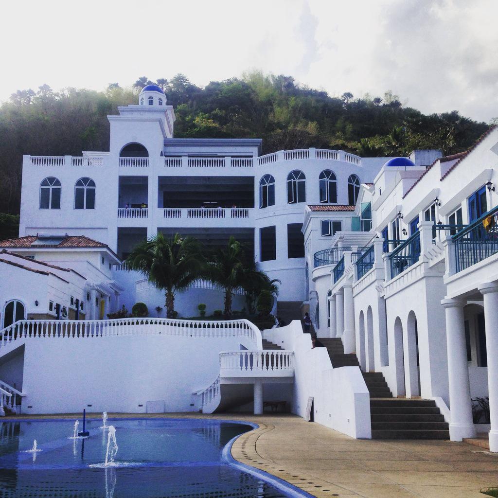 czarinareyest's tweet image. Safe haven for three days 😍 #LittleSantorini