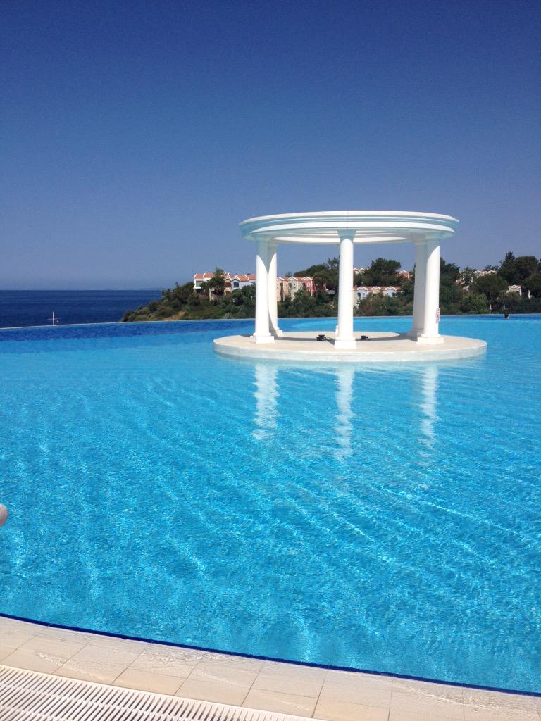 AntoniaDivito's tweet photo. Infinity pool #Turkey 👙🏊 http://t.co/mRrk8OTYGZ