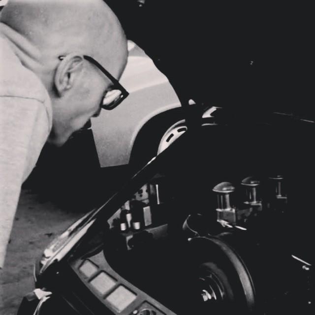 OnlyCarrera's tweet image. guido inspecting the carbed 2 point oh @tunnelrun 
#tunnelrun #onassisporsches #porscheoutlaw #Porsche911 #porsche …