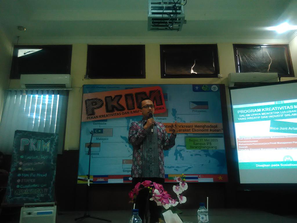 PKIM_2015's tweet photo. Persiapkan dirimu untuk motivasi hebat dari bapak Rico Juni Artanto,S.KH http://t.co/4gMMKdlIVC