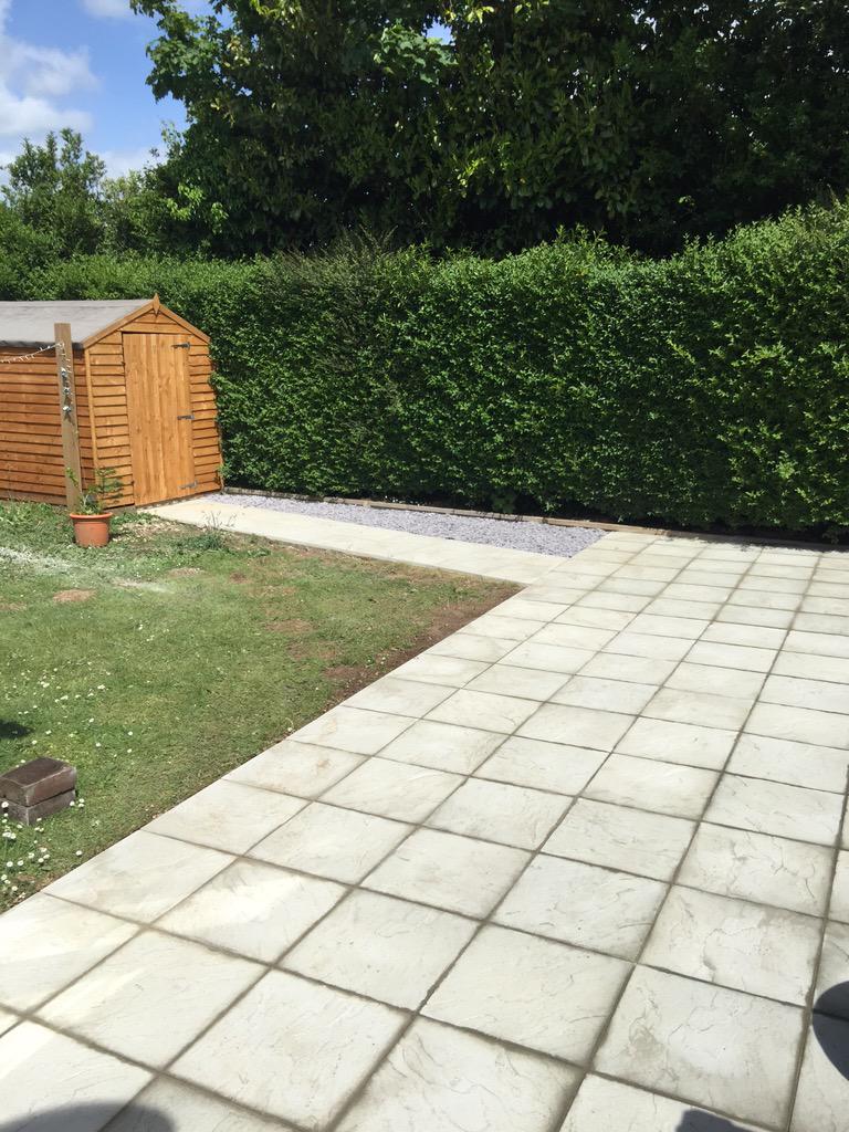 IPCFencing's tweet image. Another happy customer ! Small patio job done and pointed with a slate border :)