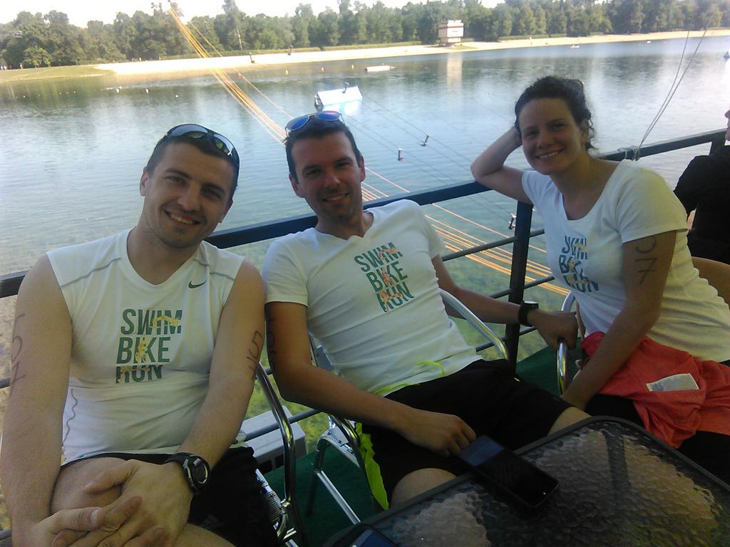 Delta_Holding's tweet photo. Anđela (#swim) zasluženo odmara, trkači Milan i Marko spremni i raspoloženi! :) #BgHalfDistance #TimDelta http://t.co/oK81xjck87