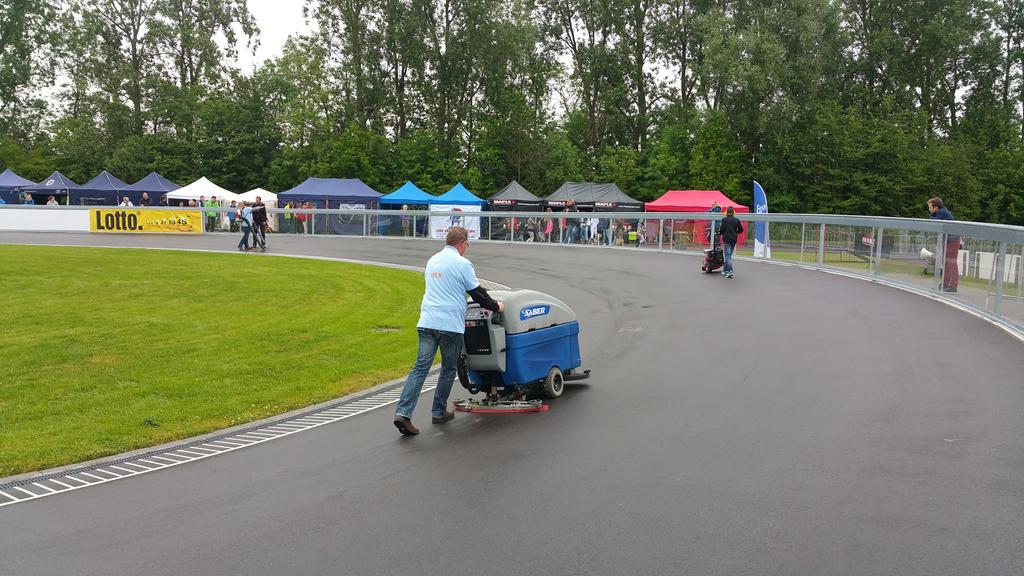 Wat het ook wordt vandaag, de vrijwilligers hier in purmerend verdienen een dikke pluim. #NKbaan