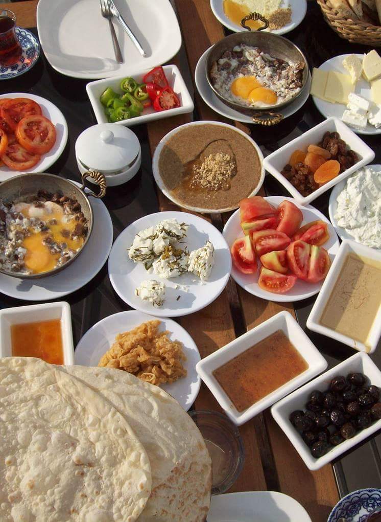 Herkes güzel bir kahvaltıyı hak eder. Kahvaltının adresi ise Kahve Vefa. #PazarKahvaltısı #2015hit2