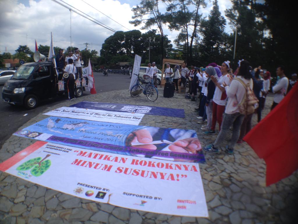 bemkmfkgugm's tweet photo. World No Tobacco Day x Hari Susu Nusantara !!! daripada merokok, mending minum susu 🐮🐮 http://t.co/fWD4xhZwfF