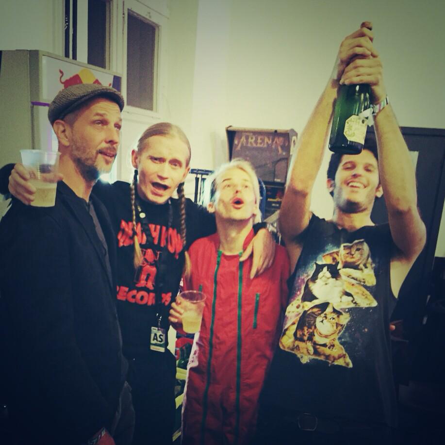 KidSimius's tweet photo. Gluc ,gluc,gluc🍺🍻🍺 @BerlinFestival
🍸🍹🍹🍷🍷🍷
@ETRAPANOB @romanomusik @mrtesla286 http://t.co/lFQUBMmsk2