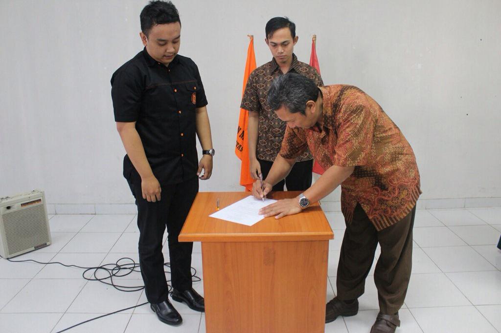 imaksiupi's tweet photo. SK Kepengurusan BEM IMAKSI 2015-2016 (kiri) @junioarr , (tengah) @taofikmg ,(kanan) Dr. H. Nono Supriatna M.SI http://t.co/19mgk2Mt7p