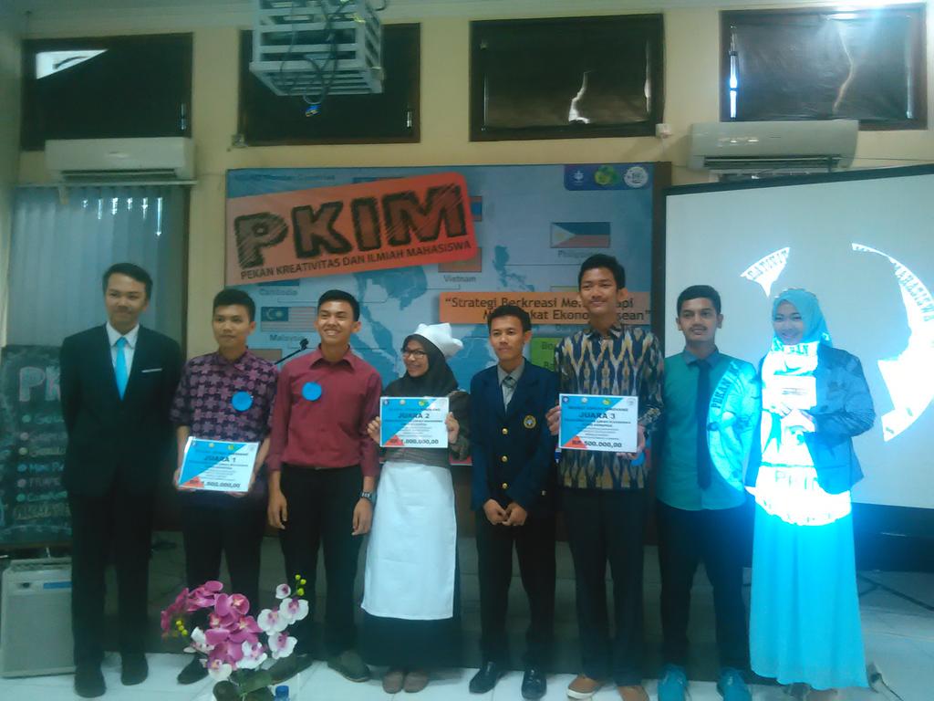 PKIM_2015's tweet photo. Foto bareng duluuu yu http://t.co/Pf6qkARywQ