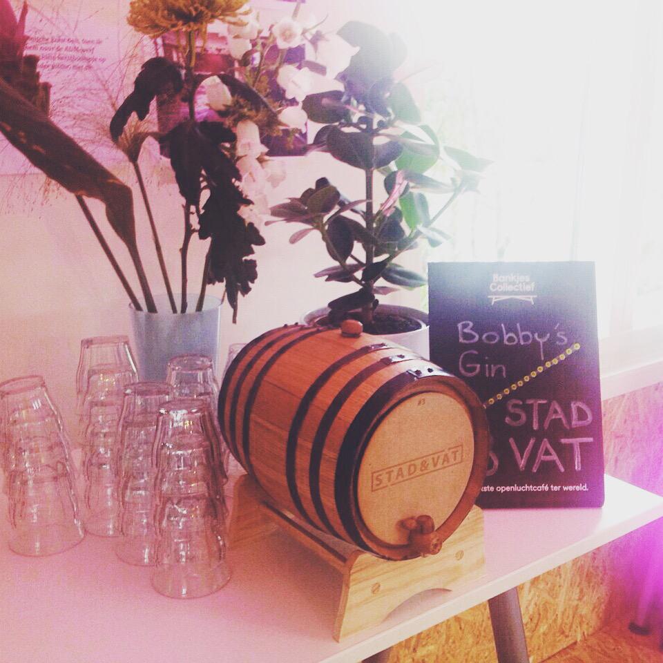StadVat's tweet photo. Barrel-Aged @BobbysGin. Het vat ging open en het vat ging leeg. http://t.co/wLrA13j1tG