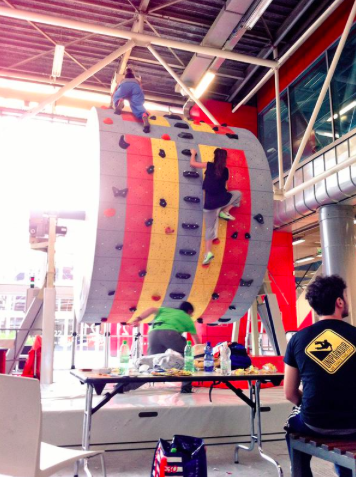 theJAMBOfest's tweet photo. Hai mai pensato di arrampicarti su una ruota? Vieni a provare il #ROTOR a #TheJamBO e sfida i tuoi limiti! http://t.co/fUaW41qI5z