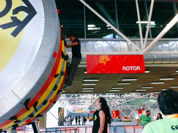 theJAMBOfest's tweet photo. Hai mai pensato di arrampicarti su una ruota? Vieni a provare il #ROTOR a #TheJamBO e sfida i tuoi limiti! http://t.co/fUaW41qI5z