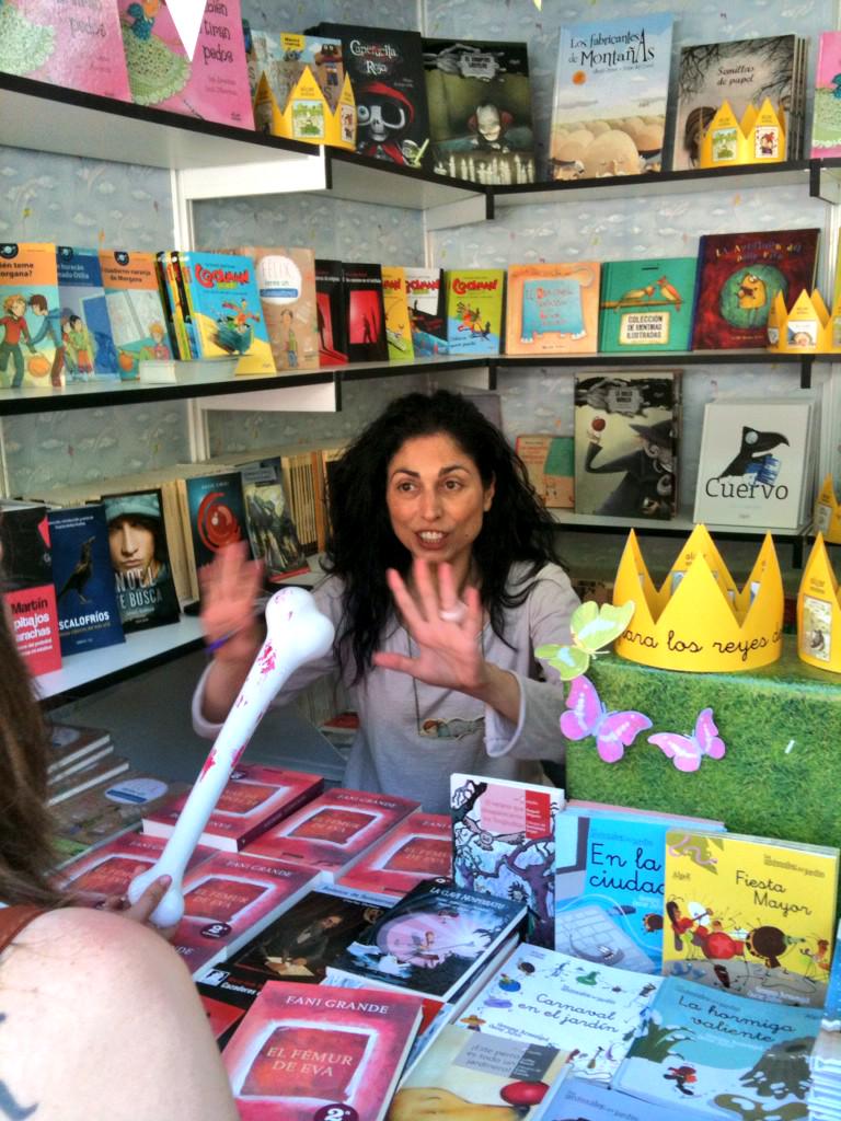 100cuarenta's tweet photo. En la caseta de @algareditorial tenemos a @fanigrande firmando ya #ElFémurdeEva @FLMadrid http://t.co/Wzr1AGU2yI
