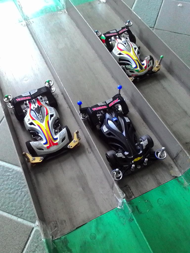 wissarut106's tweet photo. #mini4wd team #oexgaming #diospada Testing on Tamiya RCA http://t.co/Nb5MqMzfYw