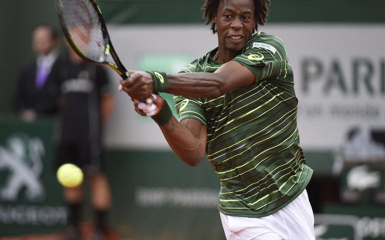 rolandgarros's tweet image. Monfils-Federer, choc majuscule rg.fr/oIOieH #RG15