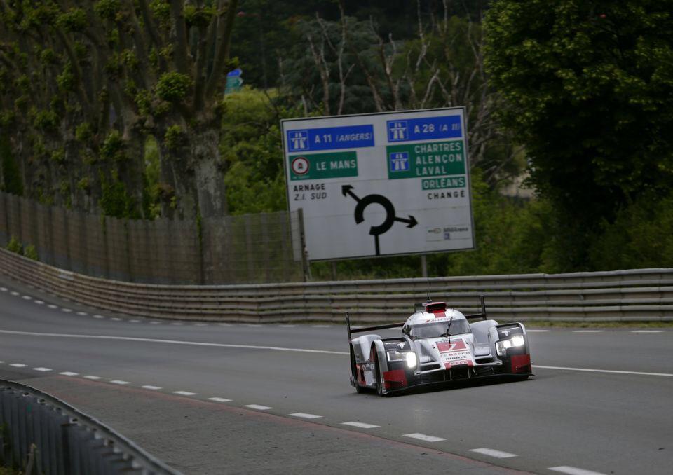 Andre_Lotterer's tweet photo. VvvvuuurrrrrrffffffFF... :-) 340kph #Speed #lm24 @AudiR18_7 #TDI #QUATTRO #ETRON @Audi__Sport @24hoursoflemans http://t.co/BZeBDYWf9x