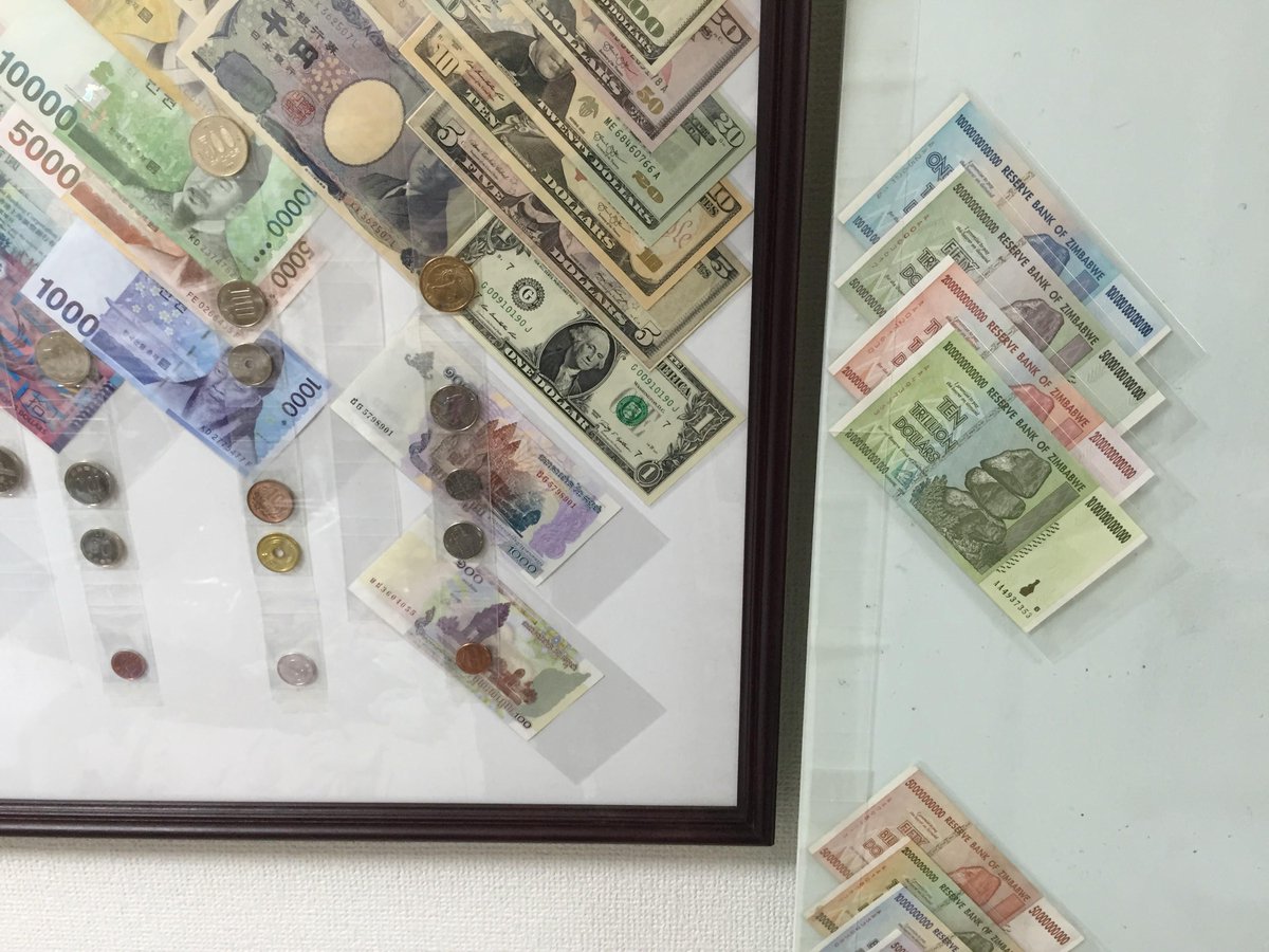 na2hiro ジンバブエドルを対数展示(高さで価値を表現)してみたらこうなった．1ジンバブエドルが床についてるｗ