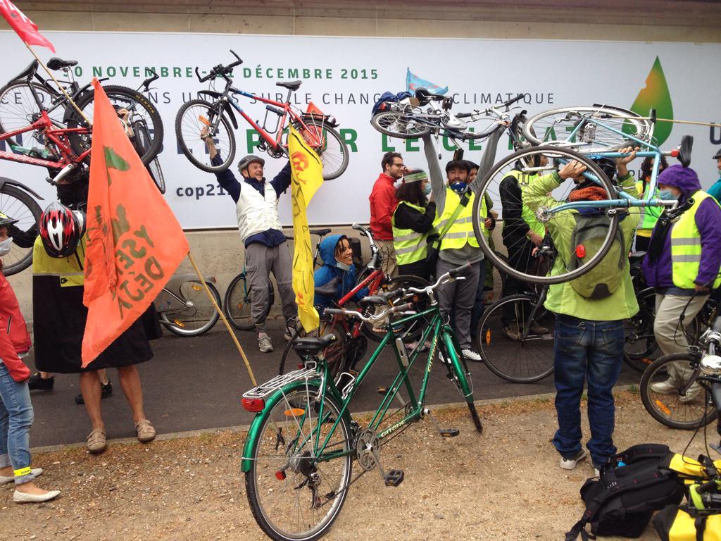 BasLesMasques_'s tweet photo. 3ème étape au quai d'Orsay: Climat, #COP21, et sponsors.. Inviterait-on les entreprises de tabac à 1 conf sur santé ? http://t.co/V0mqgFFWCB