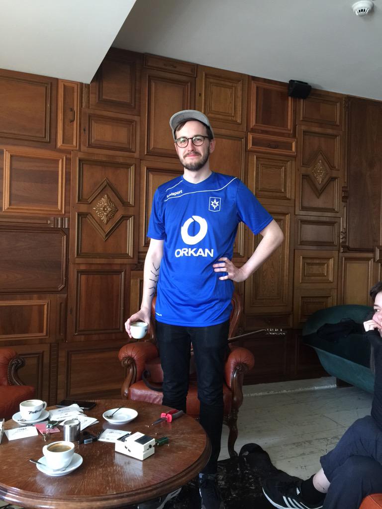 arnarrh's tweet photo. Búinn að henda Ferðastjóranum í stjörnugalla! Hann er farinn að syngja um silfurskeiðar! #fotbolti #InnMedBoltann http://t.co/9Rjc40b7yl