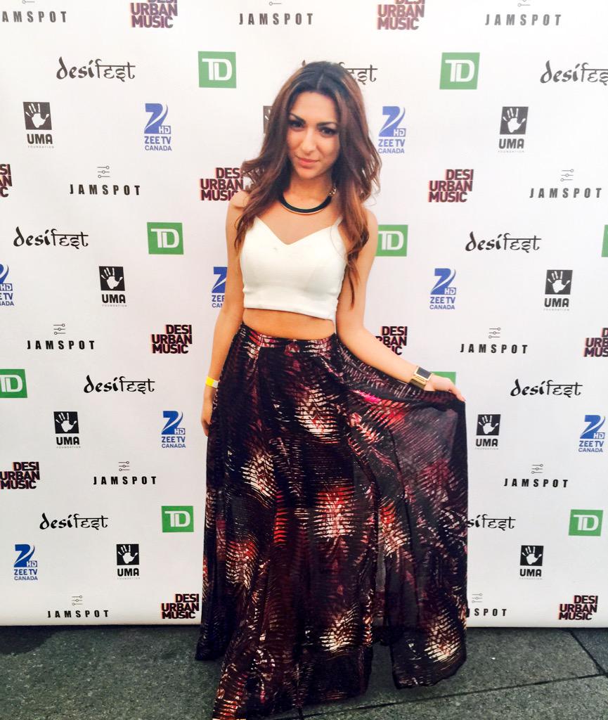BestFan's tweet photo. Our hosts @NairishaBatada &amp; @DevoDLive @getdesiFIED last night at #desifest2015 - Stay tuned for interviews! 🎬 http://t.co/UOhmLFuUhz