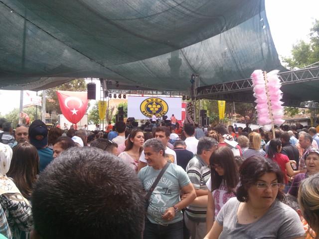 Tayfun Talipoğlu sahnede, şiir okuyor.