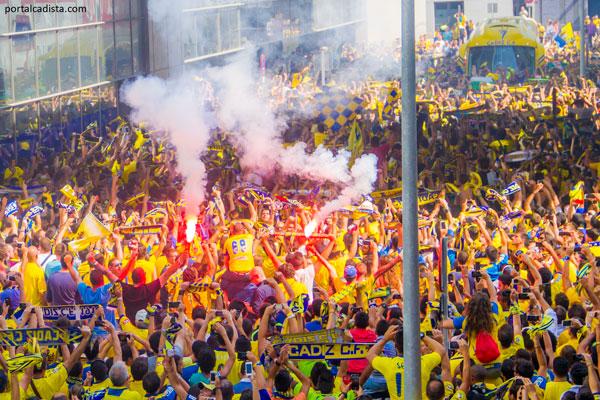 portalcadista's tweet photo. Todo Cádiz, vayas al fútbol o no, en la Avenida a las 15:30h al equipo. Todos jugamos! http://t.co/3CuSV39F7A http://t.co/I6tNRir09s