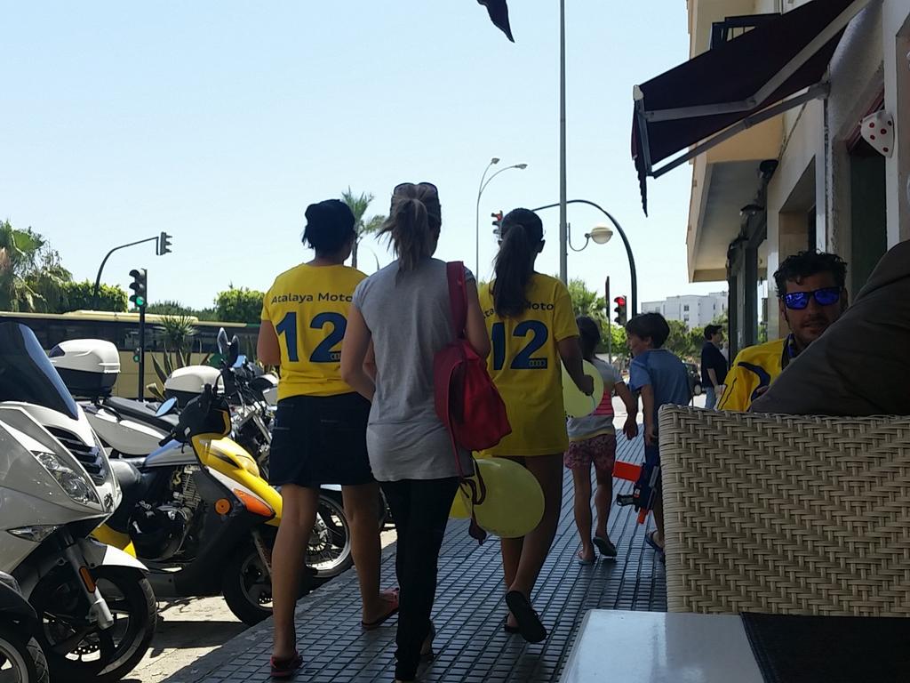 portalcadista's tweet photo. Preciosa Cádiz y cada una de sus calles teñidas de amarillo. Ponte ese color y únete a ellos #VamosCadiz http://t.co/qRGz0RppV3