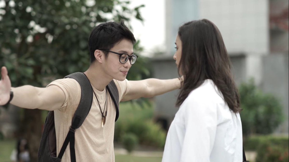 NET_Stereo_'s tweet photo. Woi Vigo ngapain coba itu tangannya. Hahahaha... #StereoNETeps11 http://t.co/xQBcjMj2Um