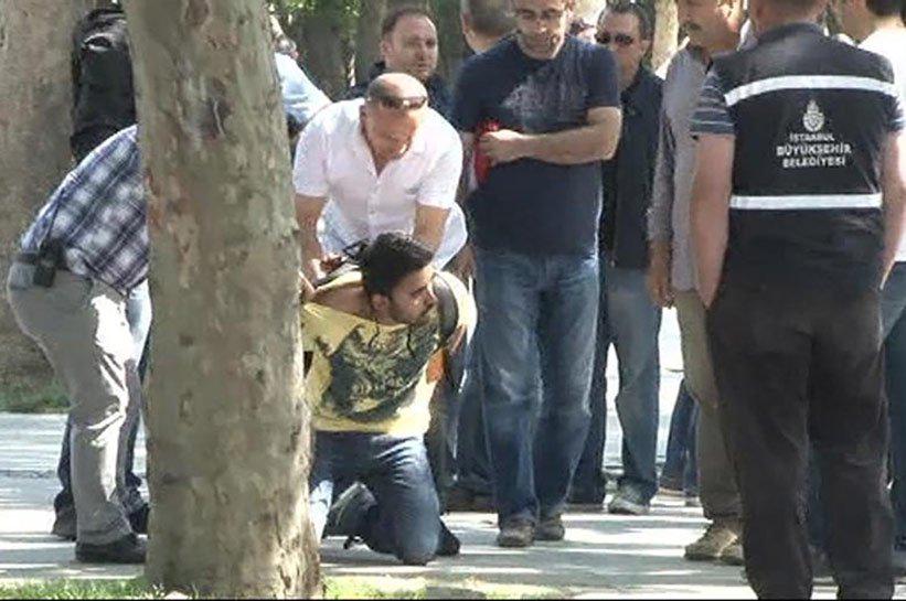 tr724com's tweet photo. Polis amirinden Zaman muhabirine çirkin saldırı 

http://t.co/RXljMoYNW3 http://t.co/FSe3WKcFdN