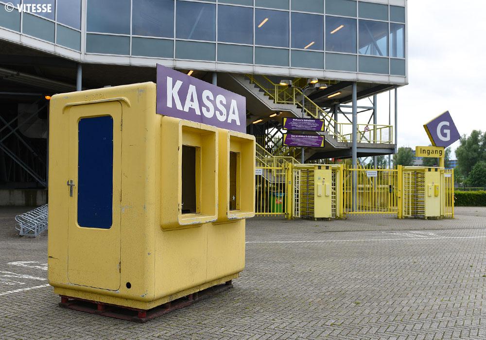 MijnVitesse's tweet photo. Om 14.45 uur: kassa's open! Speciale Monnikenhuize-kassa tussen Zuid en West voor kaarten Theo Bos-tribune #Vitesse http://t.co/ukoqs57IKP