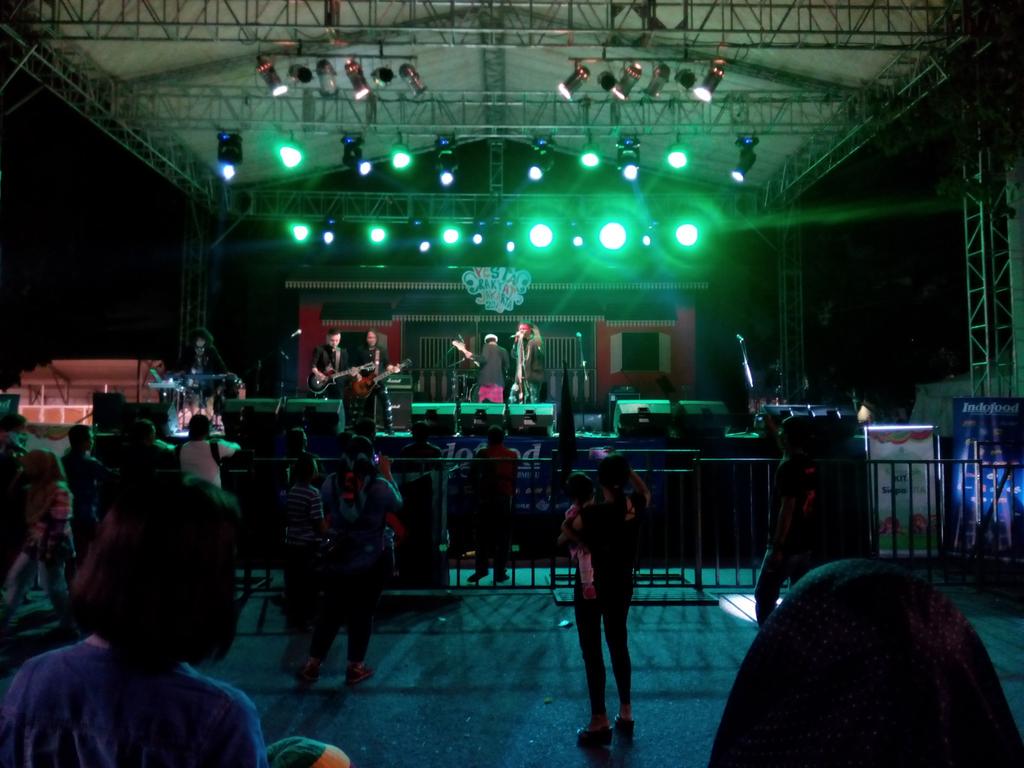On perform KKBand with "gila tapi waras" mari merapat para #pahlawanKK,  Let's rock n' roll together at PRJ Senayan..