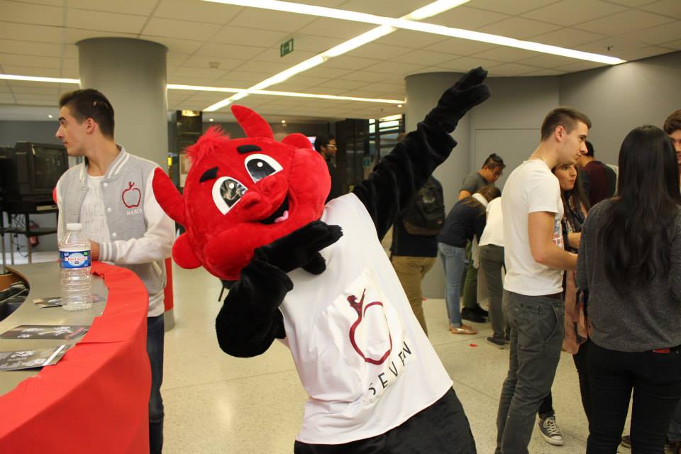 laurencejouanet's tweet photo. #CDMGE #PULV #charlety #6juin2015   la mascotte du @pulv_cdmge  a élu son sprinteur. Merci AdrienDum ! http://t.co/Db8xzYHTBb