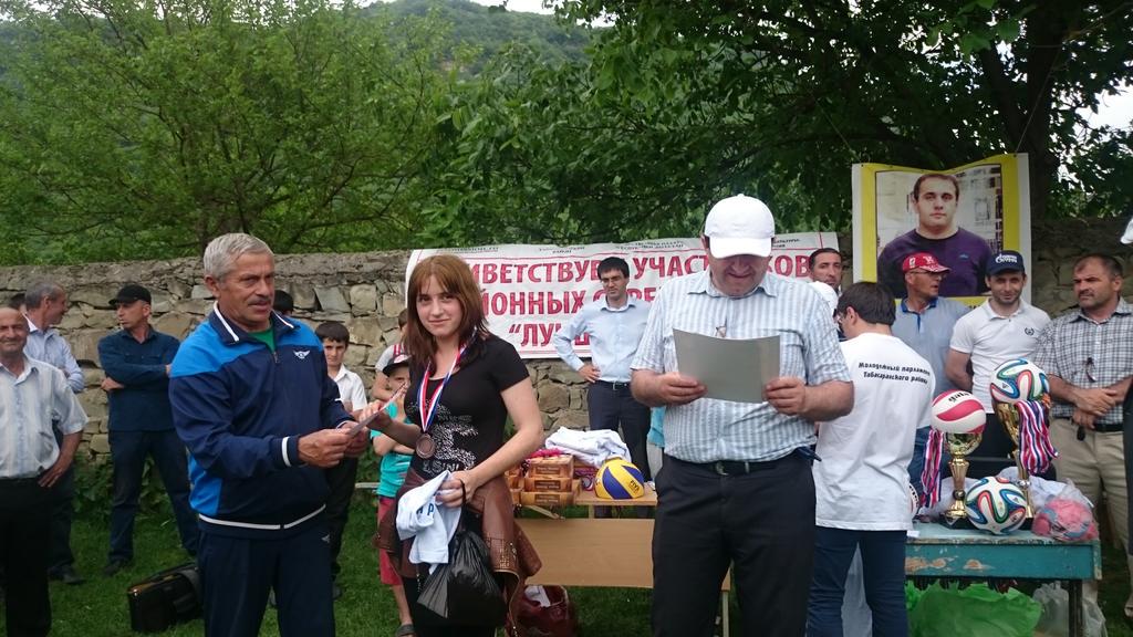Награждение девушек, участвовавших в соревнованиях памяти Марата Рахметова #МаратРахметов #ЛучшеВместе <a href="/MSKurbanov/">Курбанов Магомед</a>