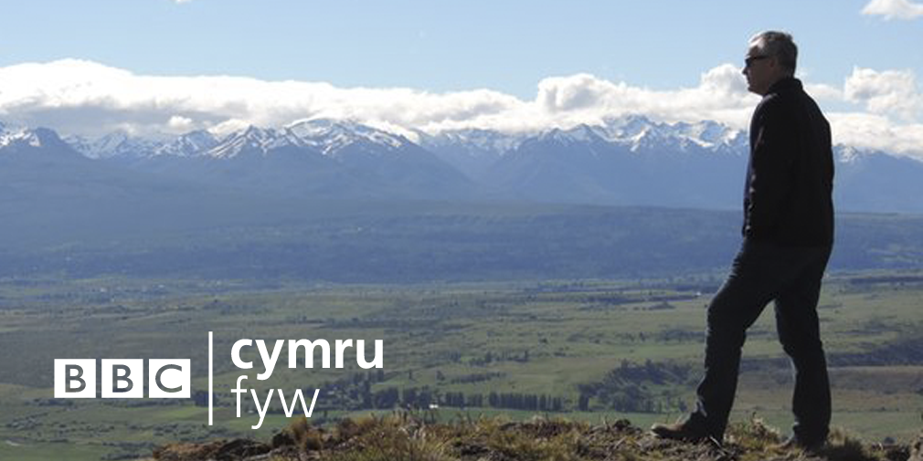 BBCCymruFyw's tweet photo. Patagonia Huw Edwards @huwbbc @S4C heno 20:00. Ei hanes yn y Wladfa #CymruFyw #Patagonia150  http://t.co/Rhz6APaNbw http://t.co/d9beBJLMg5