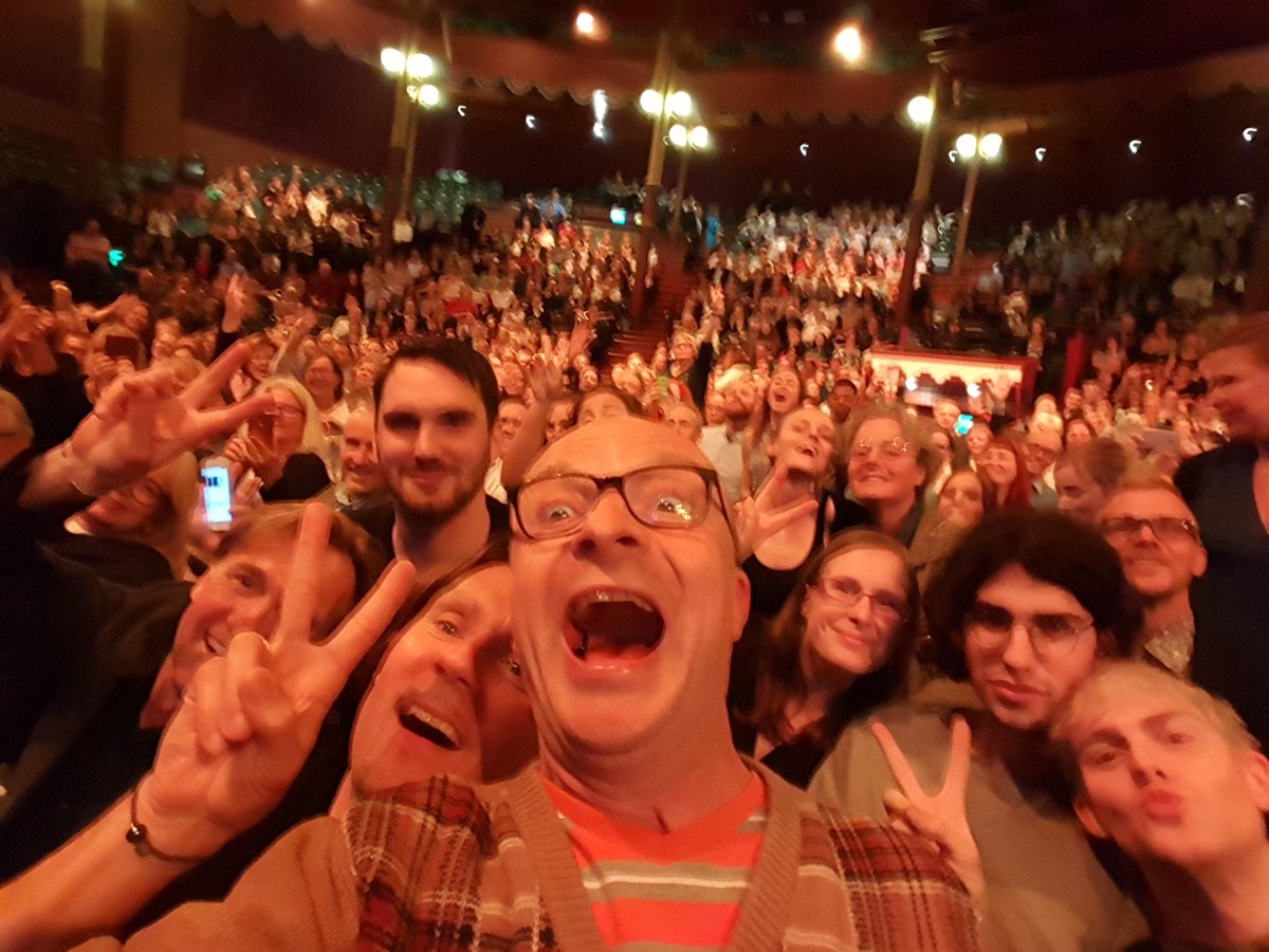 Jonas_Gardell's tweet photo. Här är jag och alla mina groupies! Från Cirkus sista föreställningen av Livet är en schlager! Idag trött och glad! http://t.co/979SOvnxxK